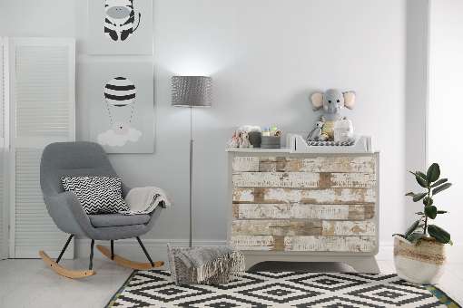 Foto 1: Mit Furnier attraktiv aufgewertete Kommode. Foto: IFN/Sunwoodstainer |  www.sunwood-shop.com�